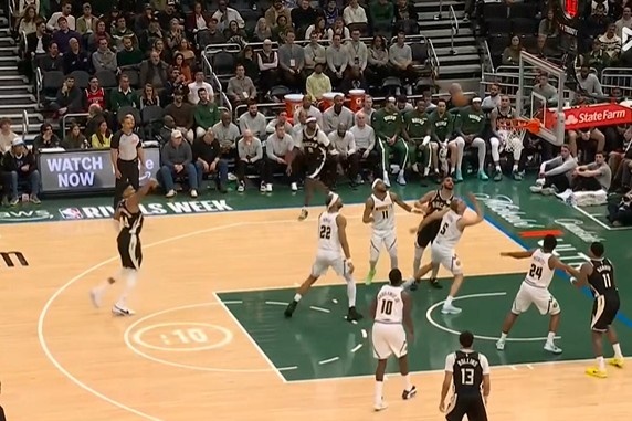 你到底咋了？字母哥对抗金鸡独立后仰投出空气球