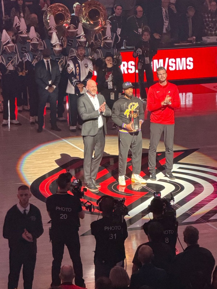 江南体育APP-波特兰之王！利拉德赛前举起了自己的第三座三分大赛冠军奖杯